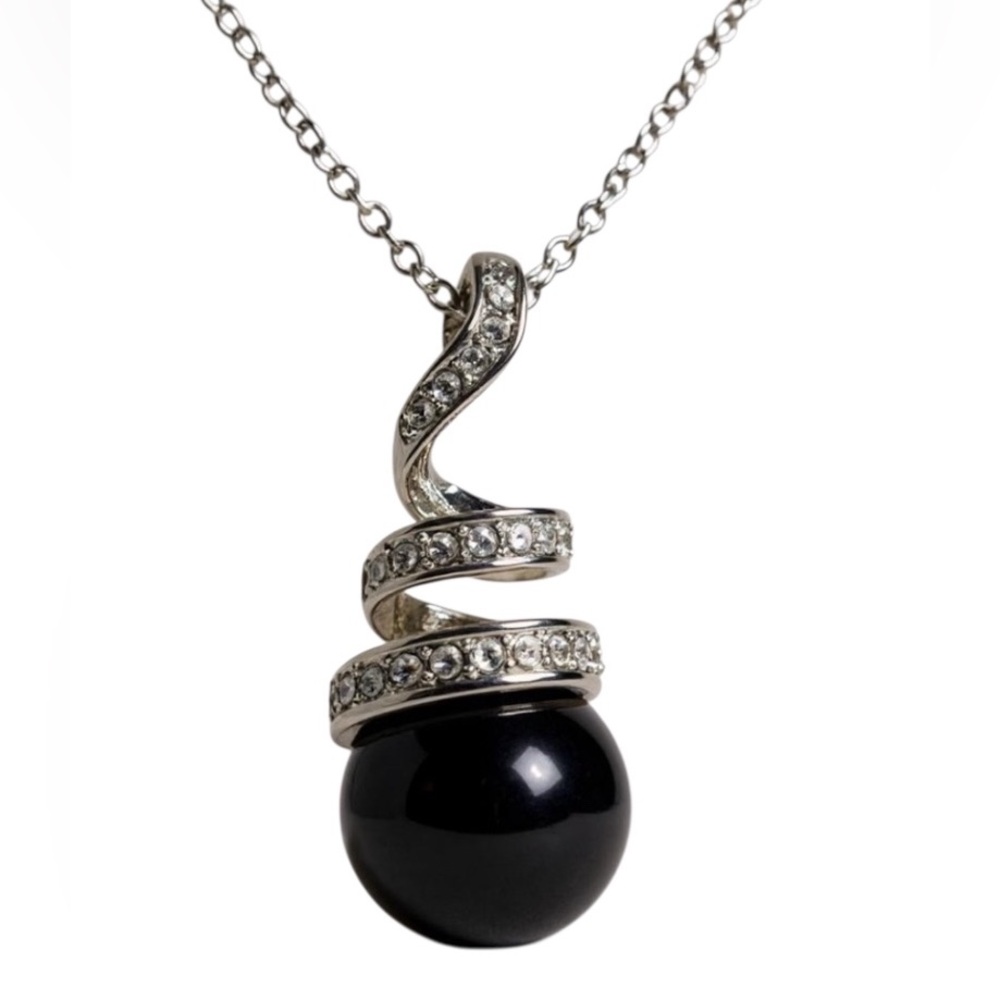 Amour 8.5 mm Black Tahitian Cultured Pearl on TW‎ Diamond Spiral Necklace